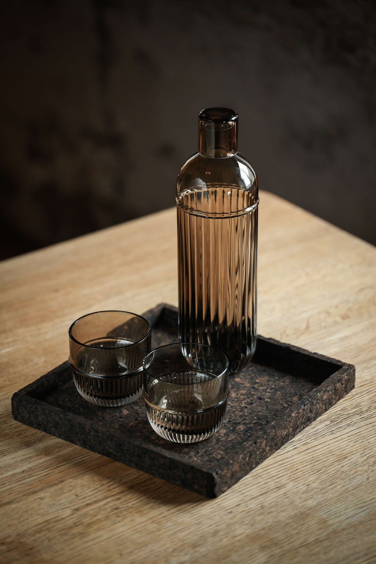 Table Noir Karaffel i røgfarvet (smoked) glas — Designet af Rikke Malling