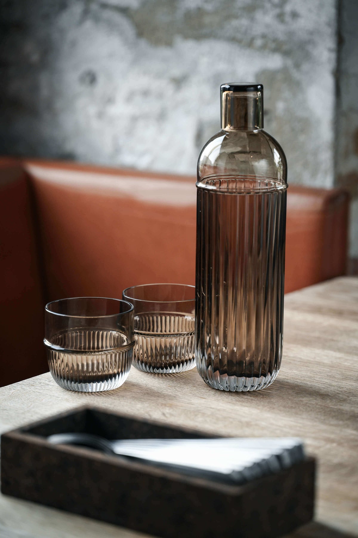 Table Noir Karaffel i røgfarvet (smoked) glas — Designet af Rikke Malling